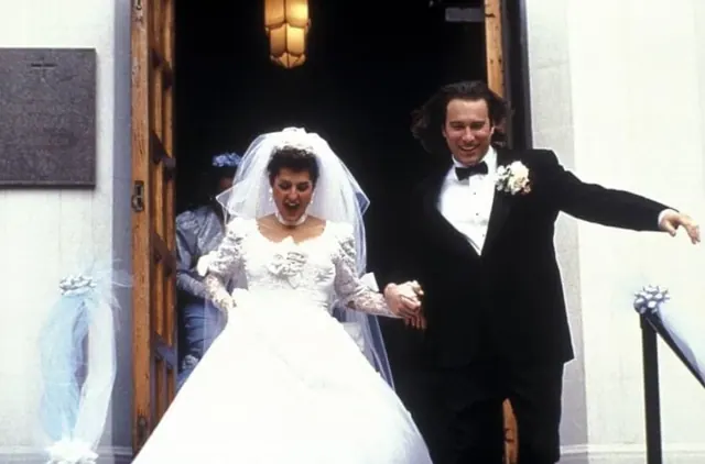 Nia Vardalos as Toula and John Corbett as Ian leaving their wedding