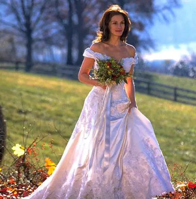 Julia Roberts as Maggie in an off-the-shoulder bridal gown outdoors in Runaway Bride