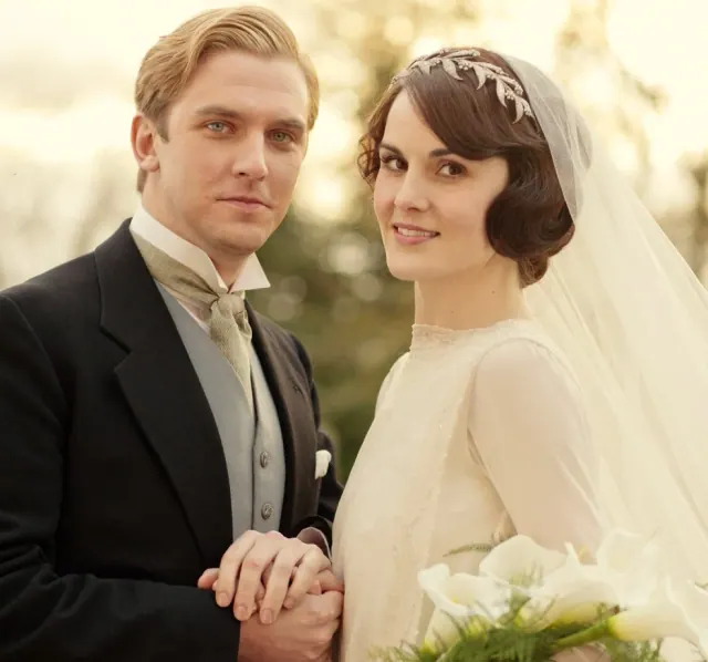 Michelle Dockery as Mary in a long veil beside Dan Stevens as Matthew in Downton Abbey