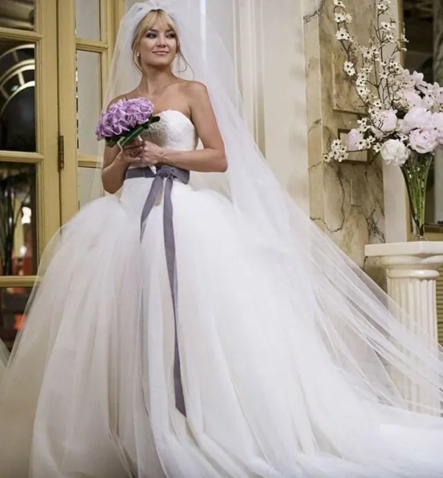 Kate Hudson as Liv in a strapless ball gown and contrasting sash in Bride Wars