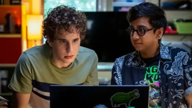 Evan Hansen (Ben Platt) and Jared Kalwani (Nik Dodani) looking at a computer in 
