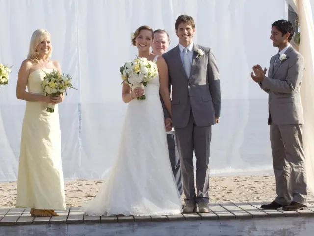 A wider view of Katherine Heigl's Jane and the wedding party in 27 Dresses