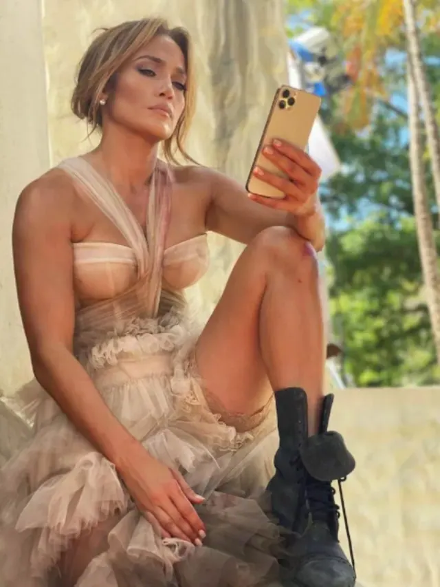 Jennifer Lopez as Darcy wearing a damaged bridal outfit and boots in Shotgun Wedding