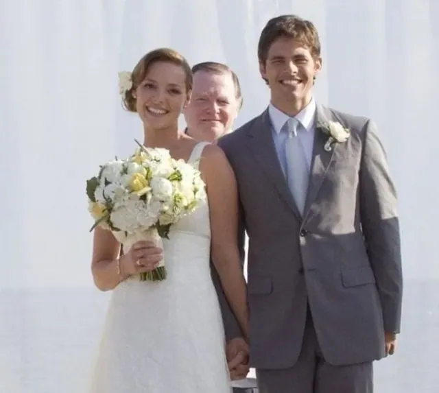 Katherine Heigl as Jane wearing a V-neck wedding gown beside James Marsden