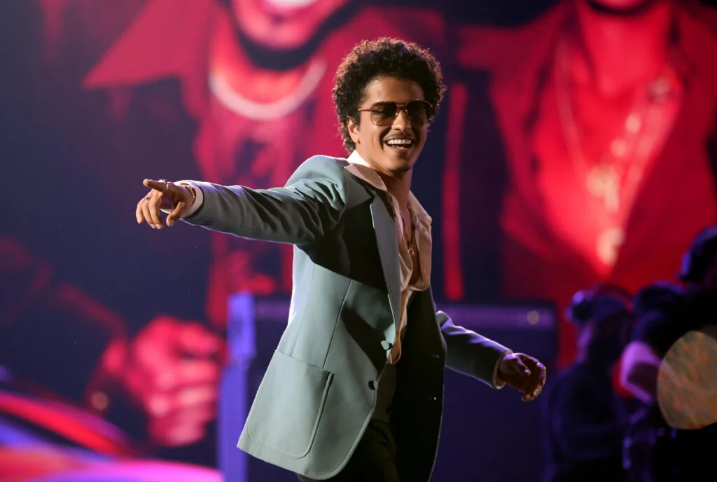 LOS ANGELES, CALIFORNIA - MARCH 22: (FOR EDITORIAL USE ONLY) Bruno Mars of Silk Sonic accepts the Best Duo/Group of the Year award onstage at the 2022 iHeartRadio Music Awards at The Shrine Auditorium in Los Angeles, California on March 22, 2022. Broadcasted live on FOX.